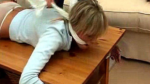 Привязал сучку к столу и залез пальцами в пизду