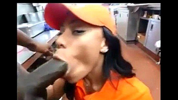 Негр ебет на кухне ресторана девку жестко