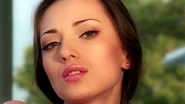 Гламурная красотка позирует и показывает пизду