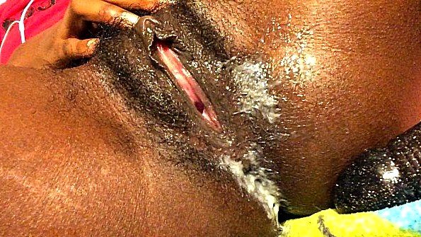 Негритянка трахает пизду вибратором крупным планом