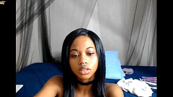 Восхитительная негритянка старательно мастурбирует