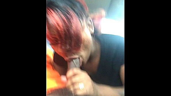 Негритянка классно отсасывает хуй в машине до спермы