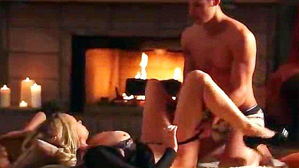 Жаркий романтический секс перед камином
