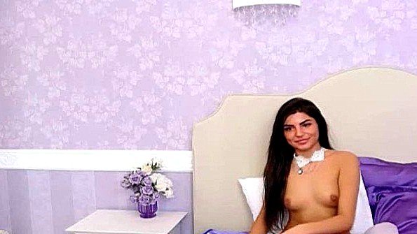 Похотливая девица прелестно ласкает себя