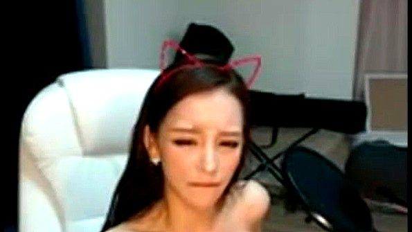 Похотливая кореянка покажет мастурбацию онлайн