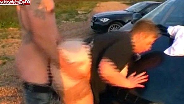 Мужик ебет толстушку около машины до изнеможения