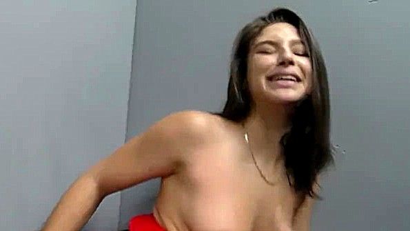 Мастурбирует и трахается через дырку в стене