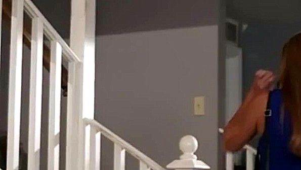 Надевает страпон и жадно имеет им подругу на диване