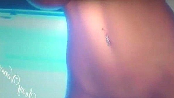 Дама с упругими сиськами обожает ласкать свои дойки