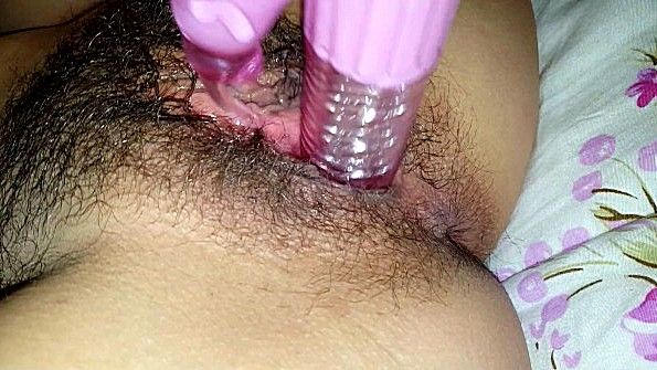 Полирует небритую пизду игрушкой крупным планом