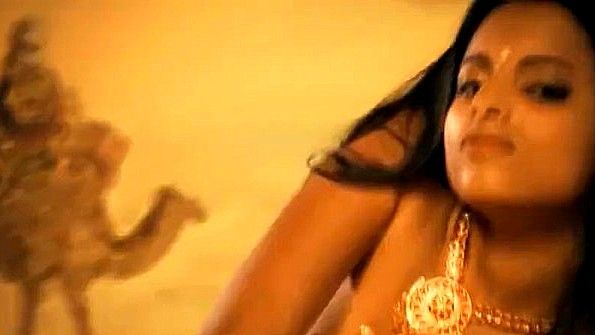 Танец соблазна от умелой индианки на камеру