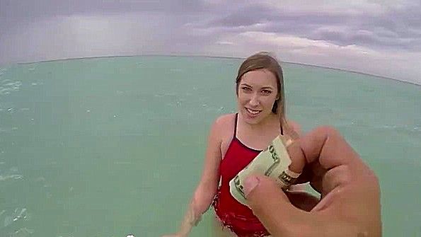 Дал купающейся девице деньги и стал ее трахать