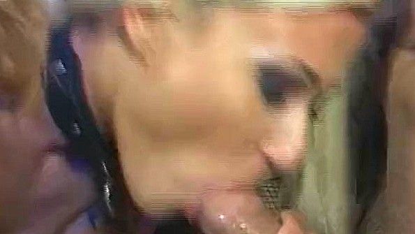 Две шлюшки готовы грубо потрахаться с мужиком