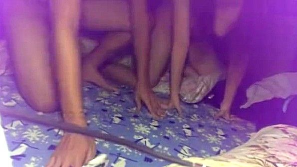 Парень специально трахает подружку перед камерой