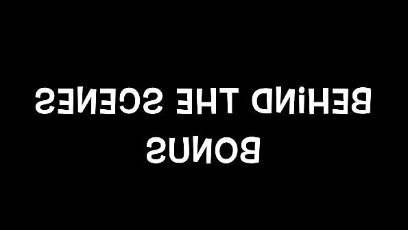 Сиськастая баба принимает душ в трусах и мастурбирует