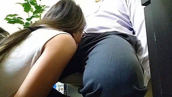 Секретарша быстро отсасывает хуй своему боссу